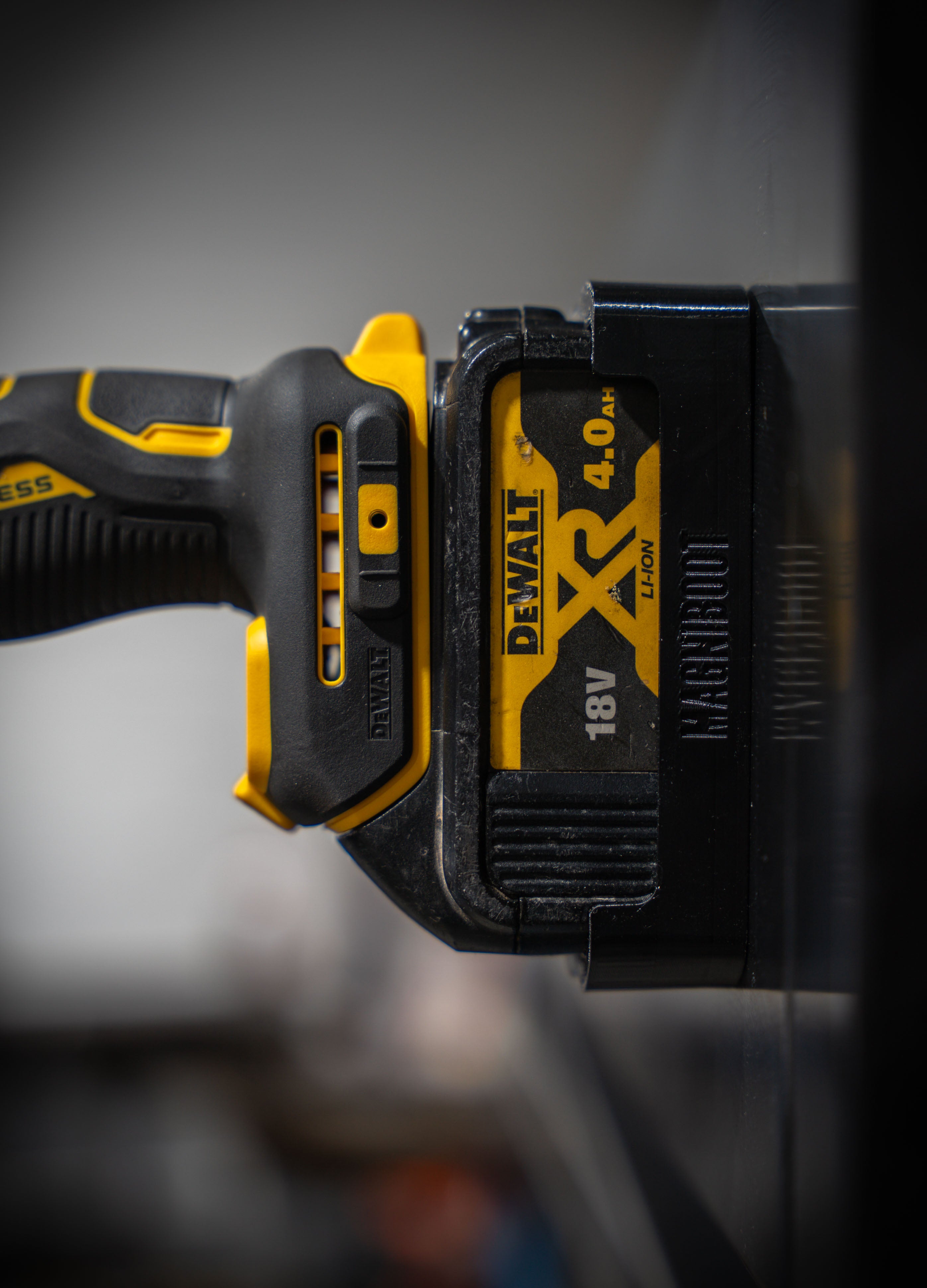 DeWalt XR & G-Series Magnetic Boot 18V 4/5AH